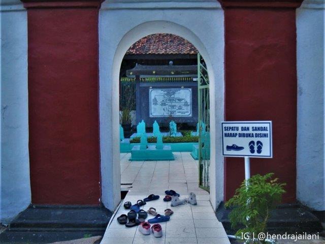 Latar Belakang , Sejarah Legenda , Cungkup Khusus, Bangunan Lama, Cara Ke Lokasi , Salah Satu Dokumentasi 
