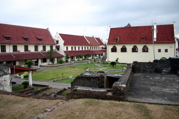 29. Museum Balla Lompoa, 30. Fort Rotterdam, 31. Museum La Galigo, 32. Taman Macan, 33. Taman Maccini Sombala, 34. Monumen Korban 40.000 Jiwa, 35. Museum Kota Makassar, 36. Kompleks Makam Raja-Raja Tallo, 37. Tugu Adipura Anjungan, 38. Taman Nasional Bantimurung, 39. Air Terjun Bantimurung, 40. Air Terjun Takapala