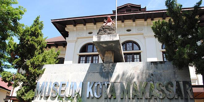 29. Museum Balla Lompoa, 30. Fort Rotterdam, 31. Museum La Galigo, 32. Taman Macan, 33. Taman Maccini Sombala, 34. Monumen Korban 40.000 Jiwa, 35. Museum Kota Makassar, 36. Kompleks Makam Raja-Raja Tallo, 37. Tugu Adipura Anjungan, 38. Taman Nasional Bantimurung, 39. Air Terjun Bantimurung, 40. Air Terjun Takapala
