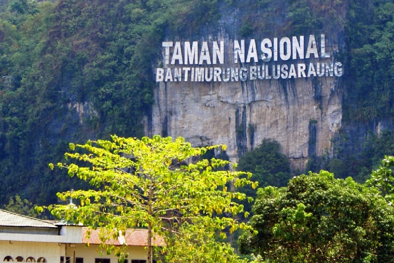 29. Museum Balla Lompoa, 30. Fort Rotterdam, 31. Museum La Galigo, 32. Taman Macan, 33. Taman Maccini Sombala, 34. Monumen Korban 40.000 Jiwa, 35. Museum Kota Makassar, 36. Kompleks Makam Raja-Raja Tallo, 37. Tugu Adipura Anjungan, 38. Taman Nasional Bantimurung, 39. Air Terjun Bantimurung, 40. Air Terjun Takapala