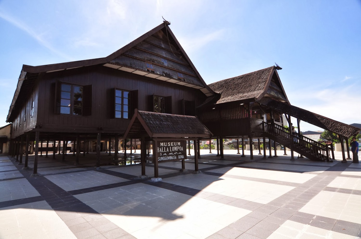 29. Museum Balla Lompoa, 30. Fort Rotterdam, 31. Museum La Galigo, 32. Taman Macan, 33. Taman Maccini Sombala, 34. Monumen Korban 40.000 Jiwa, 35. Museum Kota Makassar, 36. Kompleks Makam Raja-Raja Tallo, 37. Tugu Adipura Anjungan, 38. Taman Nasional Bantimurung, 39. Air Terjun Bantimurung, 40. Air Terjun Takapala