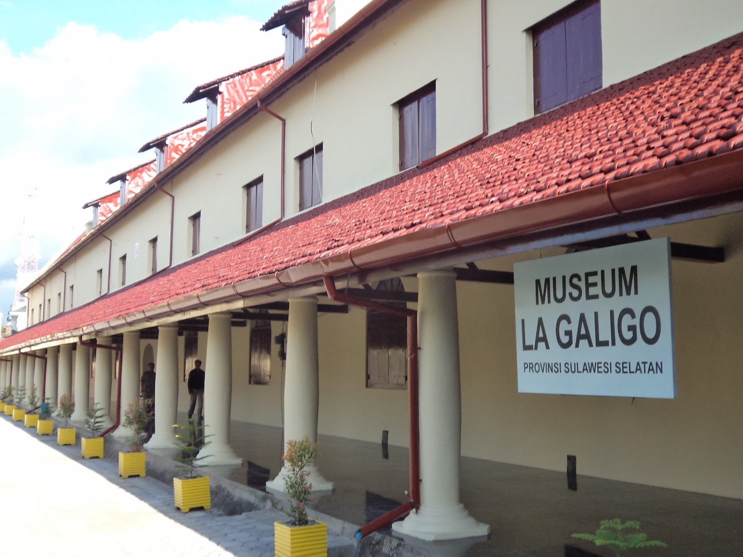 29. Museum Balla Lompoa, 30. Fort Rotterdam, 31. Museum La Galigo, 32. Taman Macan, 33. Taman Maccini Sombala, 34. Monumen Korban 40.000 Jiwa, 35. Museum Kota Makassar, 36. Kompleks Makam Raja-Raja Tallo, 37. Tugu Adipura Anjungan, 38. Taman Nasional Bantimurung, 39. Air Terjun Bantimurung, 40. Air Terjun Takapala