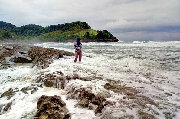 Cerita Misteri , Daya Tarik , Yang Bisa Dilakukan, Menyebrangi Jembatan, Cara Menuju Pantai