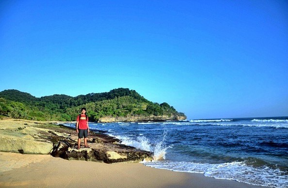 Cerita Misteri , Daya Tarik , Yang Bisa Dilakukan, Menyebrangi Jembatan, Cara Menuju Pantai