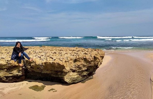Cerita Misteri , Daya Tarik , Yang Bisa Dilakukan, Menyebrangi Jembatan, Cara Menuju Pantai