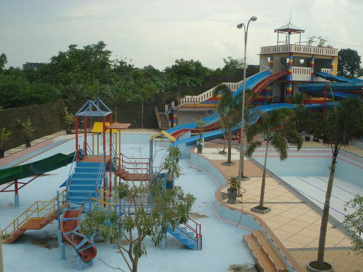 1. Pantai Bandengan, 2. Kepulauan Karimunjawa, 3. Akar Seribu Plajan, 4. Pantai Kartini, 5. Museum R.A Kartini , 6. Pulau Panjang, 7. Benteng Portugis, 8. Air Terjun Songgolangit, 9. Pantai Teluk Awur, 10. Pantai Pungkruk, 11. Pulau Mandalika, 12. Pantai Ombak Mati, 13. Pantai Gua Manik, 14. Goa Tritip, 15. Danau Blingoh, 16. Pertapaan Ratu Kalinyamat, 17. Masjid Mantingan, 18. Air Terjun Jurang Nganten, 19. Candi Bubrah, 20. Tiara Park Waterboom, 21. Jepara Ocean Park, 22. Gunung Genuk, 23. Gunung Muria, 24. Hutan Wisata Wono Sreni Indah, 25. Hutan Pinus Setro Batealit