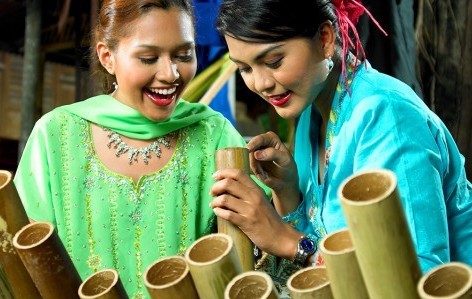 Tidak Ada Takbir Keliling, Mudik, Takbiran Hanya Sebentar , Harga Kebutuhan Pokok Stabil, Kaum Dhuafa dan Anak Yatim Dimuliakan, Jamuan Raya, Kuliner Khas Lebaran, Baju Lebaran, Berkunjung ke Makam Leluhur
