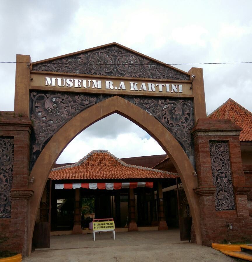 1. Pantai Bandengan, 2. Kepulauan Karimunjawa, 3. Akar Seribu Plajan, 4. Pantai Kartini, 5. Museum R.A Kartini , 6. Pulau Panjang, 7. Benteng Portugis, 8. Air Terjun Songgolangit, 9. Pantai Teluk Awur, 10. Pantai Pungkruk, 11. Pulau Mandalika, 12. Pantai Ombak Mati, 13. Pantai Gua Manik, 14. Goa Tritip, 15. Danau Blingoh, 16. Pertapaan Ratu Kalinyamat, 17. Masjid Mantingan, 18. Air Terjun Jurang Nganten, 19. Candi Bubrah, 20. Tiara Park Waterboom, 21. Jepara Ocean Park, 22. Gunung Genuk, 23. Gunung Muria, 24. Hutan Wisata Wono Sreni Indah, 25. Hutan Pinus Setro Batealit