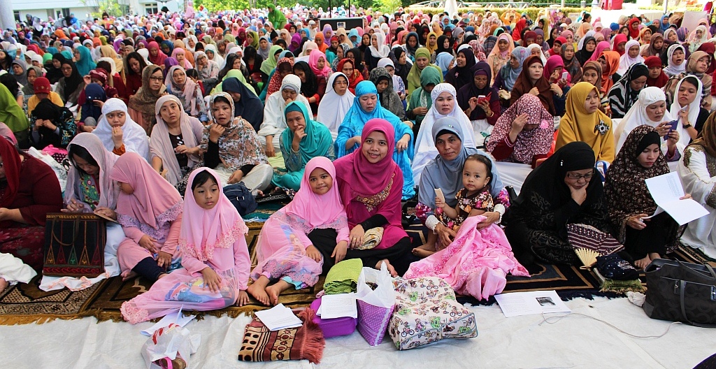 Tidak Ada Takbir Keliling, Mudik, Takbiran Hanya Sebentar , Harga Kebutuhan Pokok Stabil, Kaum Dhuafa dan Anak Yatim Dimuliakan, Jamuan Raya, Kuliner Khas Lebaran, Baju Lebaran, Berkunjung ke Makam Leluhur