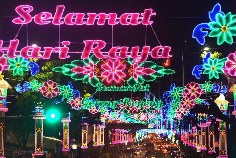 Tidak Ada Takbir Keliling, Mudik, Takbiran Hanya Sebentar , Harga Kebutuhan Pokok Stabil, Kaum Dhuafa dan Anak Yatim Dimuliakan, Jamuan Raya, Kuliner Khas Lebaran, Baju Lebaran, Berkunjung ke Makam Leluhur