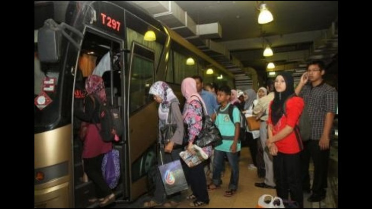 Tidak Ada Takbir Keliling, Mudik, Takbiran Hanya Sebentar , Harga Kebutuhan Pokok Stabil, Kaum Dhuafa dan Anak Yatim Dimuliakan, Jamuan Raya, Kuliner Khas Lebaran, Baju Lebaran, Berkunjung ke Makam Leluhur