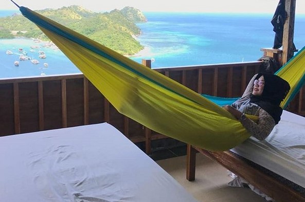 1. Pilihlah waktu dimana orang lain tidak juga sedang liburan, 2. Pilih transportasi untuk ke Labuan Bajo, sesuaikan dengan budget, 3. Pilih penginapan murah dan dekat dengan tempat wisata, 4. Sesampainya di Labuan Bajo, lebih baik sewa motor atau mobil, 5. Jangan lupa kuliner kaki lima gak kalah enak dengan restoran, 6. Kunjungi Pulau Kanawa, 7. Tengok komodo di Taman Nasional Loh Liang, 8. Sewa boat, jangan hanya sendiri, 9. Tutup hari di Pulau Kalong, 10. Jika ingin update media sosial, lebih baik siapkan perdana Telkomsel yang eksis signalnya di sana