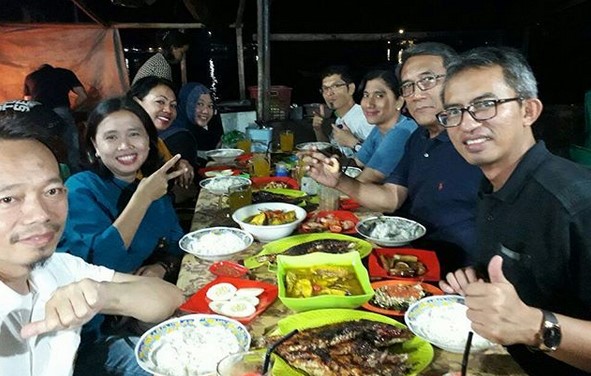 1. Pilihlah waktu dimana orang lain tidak juga sedang liburan, 2. Pilih transportasi untuk ke Labuan Bajo, sesuaikan dengan budget, 3. Pilih penginapan murah dan dekat dengan tempat wisata, 4. Sesampainya di Labuan Bajo, lebih baik sewa motor atau mobil, 5. Jangan lupa kuliner kaki lima gak kalah enak dengan restoran, 6. Kunjungi Pulau Kanawa, 7. Tengok komodo di Taman Nasional Loh Liang, 8. Sewa boat, jangan hanya sendiri, 9. Tutup hari di Pulau Kalong, 10. Jika ingin update media sosial, lebih baik siapkan perdana Telkomsel yang eksis signalnya di sana