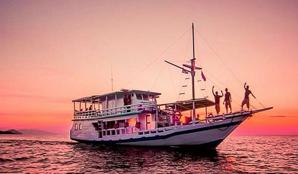1. Pilihlah waktu dimana orang lain tidak juga sedang liburan, 2. Pilih transportasi untuk ke Labuan Bajo, sesuaikan dengan budget, 3. Pilih penginapan murah dan dekat dengan tempat wisata, 4. Sesampainya di Labuan Bajo, lebih baik sewa motor atau mobil, 5. Jangan lupa kuliner kaki lima gak kalah enak dengan restoran, 6. Kunjungi Pulau Kanawa, 7. Tengok komodo di Taman Nasional Loh Liang, 8. Sewa boat, jangan hanya sendiri, 9. Tutup hari di Pulau Kalong, 10. Jika ingin update media sosial, lebih baik siapkan perdana Telkomsel yang eksis signalnya di sana