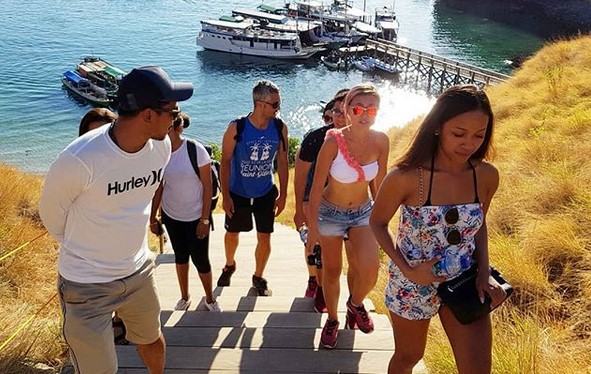 1. Pilihlah waktu dimana orang lain tidak juga sedang liburan, 2. Pilih transportasi untuk ke Labuan Bajo, sesuaikan dengan budget, 3. Pilih penginapan murah dan dekat dengan tempat wisata, 4. Sesampainya di Labuan Bajo, lebih baik sewa motor atau mobil, 5. Jangan lupa kuliner kaki lima gak kalah enak dengan restoran, 6. Kunjungi Pulau Kanawa, 7. Tengok komodo di Taman Nasional Loh Liang, 8. Sewa boat, jangan hanya sendiri, 9. Tutup hari di Pulau Kalong, 10. Jika ingin update media sosial, lebih baik siapkan perdana Telkomsel yang eksis signalnya di sana