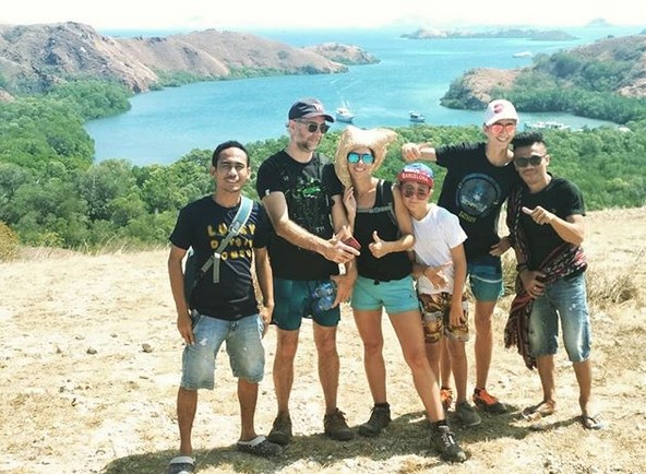 1. Pilihlah waktu dimana orang lain tidak juga sedang liburan, 2. Pilih transportasi untuk ke Labuan Bajo, sesuaikan dengan budget, 3. Pilih penginapan murah dan dekat dengan tempat wisata, 4. Sesampainya di Labuan Bajo, lebih baik sewa motor atau mobil, 5. Jangan lupa kuliner kaki lima gak kalah enak dengan restoran, 6. Kunjungi Pulau Kanawa, 7. Tengok komodo di Taman Nasional Loh Liang, 8. Sewa boat, jangan hanya sendiri, 9. Tutup hari di Pulau Kalong, 10. Jika ingin update media sosial, lebih baik siapkan perdana Telkomsel yang eksis signalnya di sana