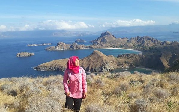 1. Pilihlah waktu dimana orang lain tidak juga sedang liburan, 2. Pilih transportasi untuk ke Labuan Bajo, sesuaikan dengan budget, 3. Pilih penginapan murah dan dekat dengan tempat wisata, 4. Sesampainya di Labuan Bajo, lebih baik sewa motor atau mobil, 5. Jangan lupa kuliner kaki lima gak kalah enak dengan restoran, 6. Kunjungi Pulau Kanawa, 7. Tengok komodo di Taman Nasional Loh Liang, 8. Sewa boat, jangan hanya sendiri, 9. Tutup hari di Pulau Kalong, 10. Jika ingin update media sosial, lebih baik siapkan perdana Telkomsel yang eksis signalnya di sana