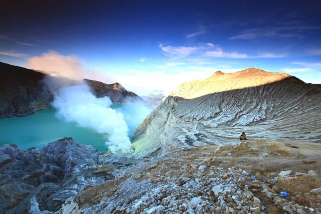 1. Gunakan Kereta Api, 2. Pilih Dormitory Untuk Bermalam, 3. Bawa Barang &amp; Pakaian Secukupnya, 4. Makan Makanan Warga Lokal, 5. Berburu Sunset di Pantai Pulau Merah