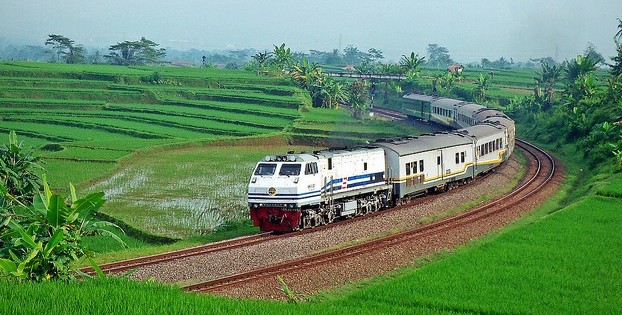 1. Gunakan Kereta Api, 2. Pilih Dormitory Untuk Bermalam, 3. Bawa Barang &amp; Pakaian Secukupnya, 4. Makan Makanan Warga Lokal, 5. Berburu Sunset di Pantai Pulau Merah