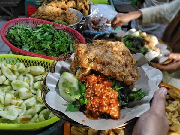 1. Gunakan Kereta Api, 2. Pilih Dormitory Untuk Bermalam, 3. Bawa Barang &amp; Pakaian Secukupnya, 4. Makan Makanan Warga Lokal, 5. Berburu Sunset di Pantai Pulau Merah
