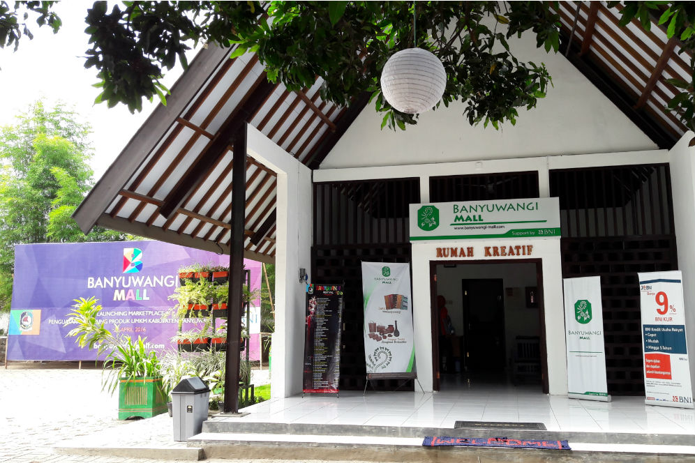 1. Banyuwangi Mall, 2. Sun East Mall Genteng, 3. Citimall, 4. Roxy Mall, 5. Wijaya Mall, 6. Kalisari Department Store, 7. Ramayana (Hardy’s Mall), 8. Giant Hypermarket, 9. Mall Of Sri Tanjung, 10. Rumah Kreatif Banyuwangi Mall