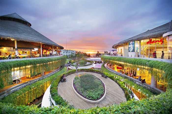 1. Level 21 Mall, 2. Duta Plaza Denpasar, 3. Discovery Shopping Mall, 4. Park 23, 5. Mall Bali Galeria, 6. Beachwalk Shopping Center, 7. Plaza Renon, 8. Seminyak Village, 9. Lippo Plaza Sunset, 10. Bali Collection