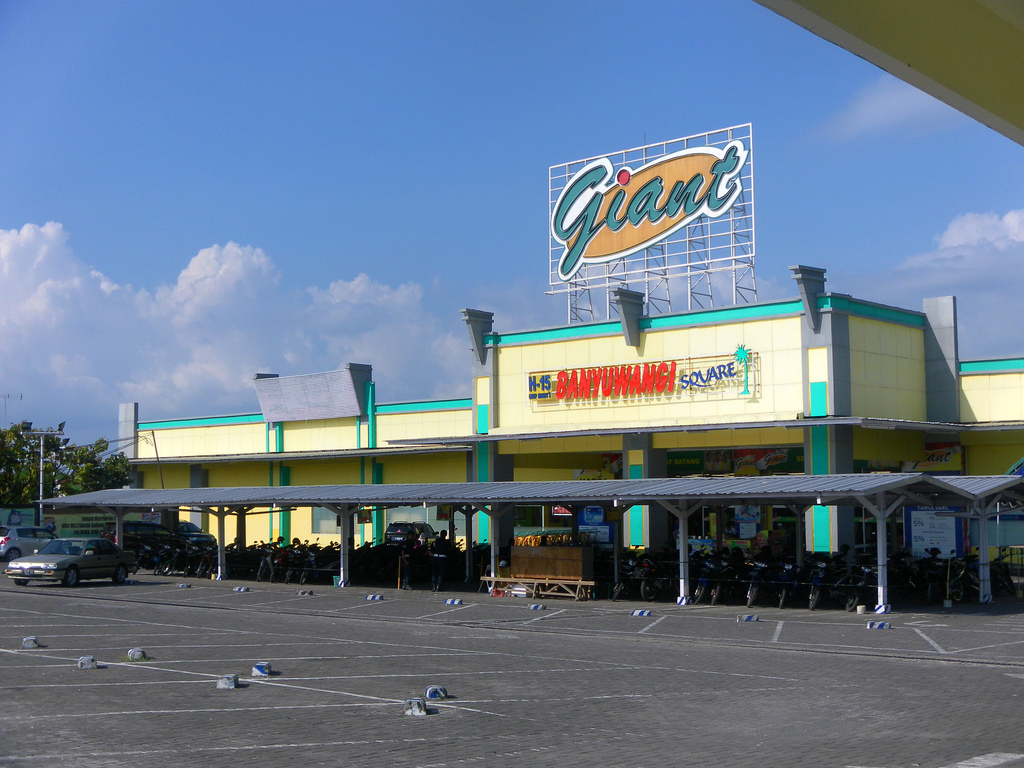 1. Banyuwangi Mall, 2. Sun East Mall Genteng, 3. Citimall, 4. Roxy Mall, 5. Wijaya Mall, 6. Kalisari Department Store, 7. Ramayana (Hardy’s Mall), 8. Giant Hypermarket, 9. Mall Of Sri Tanjung, 10. Rumah Kreatif Banyuwangi Mall