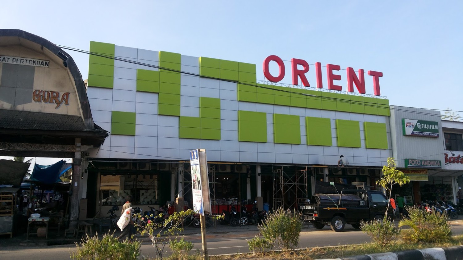 1. Lombok Epicentrum Mall, 2. Mataram Mall, 3. Lombok City Center, 4. Transmart Mataram Lombok, 5. Trawangan Jaya, 6. Pancor Trade Center, 7. Pasar Seni Senggigi, 8. Kompleks Pertokoan Praya, 9. Transmart Carrefour Mataram, 10. Pasar Labuan Lombok