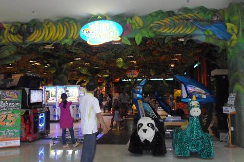 1. Banyuwangi Mall, 2. Sun East Mall Genteng, 3. Citimall, 4. Roxy Mall, 5. Wijaya Mall, 6. Kalisari Department Store, 7. Ramayana (Hardy’s Mall), 8. Giant Hypermarket, 9. Mall Of Sri Tanjung, 10. Rumah Kreatif Banyuwangi Mall