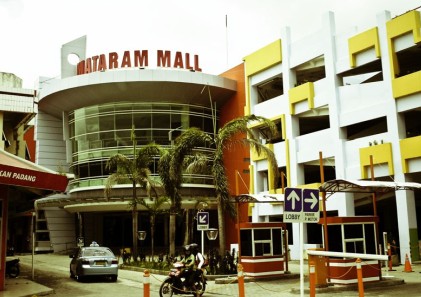 1. Lombok Epicentrum Mall, 2. Mataram Mall, 3. Lombok City Center, 4. Transmart Mataram Lombok, 5. Trawangan Jaya, 6. Pancor Trade Center, 7. Pasar Seni Senggigi, 8. Kompleks Pertokoan Praya, 9. Transmart Carrefour Mataram, 10. Pasar Labuan Lombok
