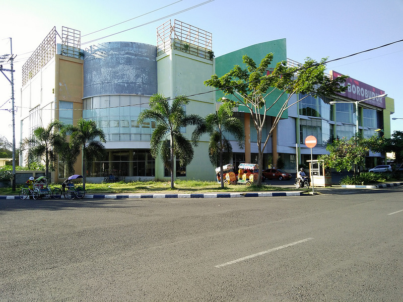1. Banyuwangi Mall, 2. Sun East Mall Genteng, 3. Citimall, 4. Roxy Mall, 5. Wijaya Mall, 6. Kalisari Department Store, 7. Ramayana (Hardy’s Mall), 8. Giant Hypermarket, 9. Mall Of Sri Tanjung, 10. Rumah Kreatif Banyuwangi Mall