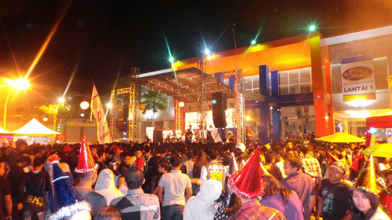 1. Banyuwangi Mall, 2. Sun East Mall Genteng, 3. Citimall, 4. Roxy Mall, 5. Wijaya Mall, 6. Kalisari Department Store, 7. Ramayana (Hardy’s Mall), 8. Giant Hypermarket, 9. Mall Of Sri Tanjung, 10. Rumah Kreatif Banyuwangi Mall