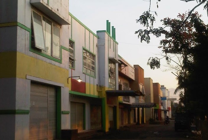 1. Lombok Epicentrum Mall, 2. Mataram Mall, 3. Lombok City Center, 4. Transmart Mataram Lombok, 5. Trawangan Jaya, 6. Pancor Trade Center, 7. Pasar Seni Senggigi, 8. Kompleks Pertokoan Praya, 9. Transmart Carrefour Mataram, 10. Pasar Labuan Lombok