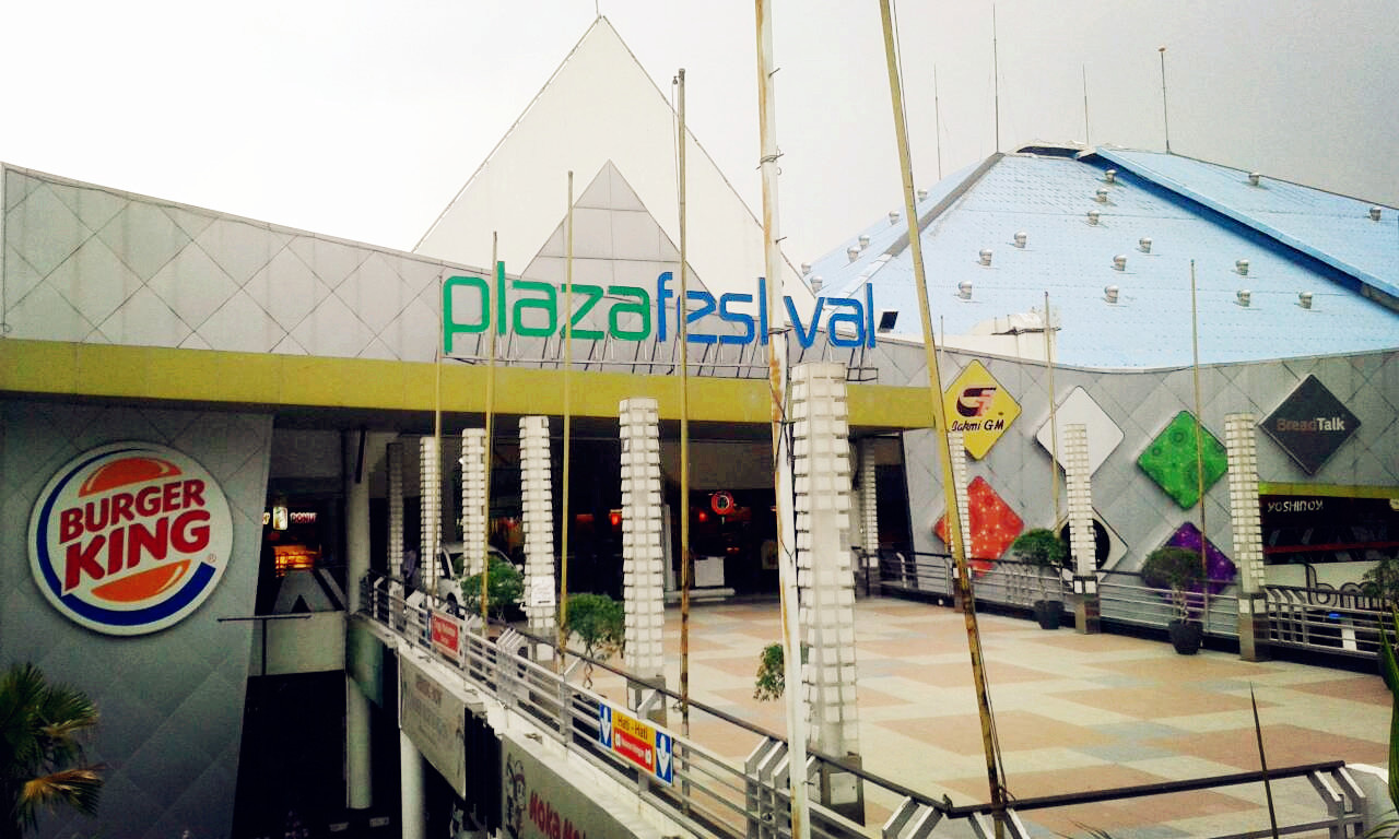 1. Kuningan City Mall, 2. Epiwalk, 3. Setiabudi One, 4. ITC Kuningan, 5. The Bellagio Boutique Mall, 6. Ciputra World, 7. Mall Ambasador Kuningan, 8. Kota Kasablanka, 9. Lotte Shopping Avenue, 10. Plaza Festival Kuningan