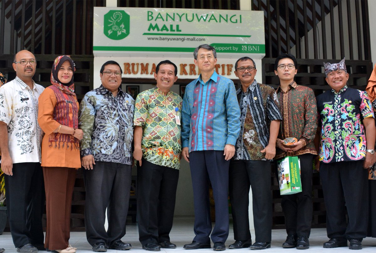 1. Banyuwangi Mall, 2. Sun East Mall Genteng, 3. Citimall, 4. Roxy Mall, 5. Wijaya Mall, 6. Kalisari Department Store, 7. Ramayana (Hardy’s Mall), 8. Giant Hypermarket, 9. Mall Of Sri Tanjung, 10. Rumah Kreatif Banyuwangi Mall