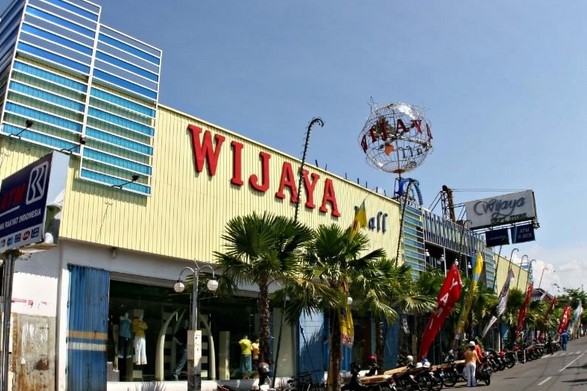1. Banyuwangi Mall, 2. Sun East Mall Genteng, 3. Citimall, 4. Roxy Mall, 5. Wijaya Mall, 6. Kalisari Department Store, 7. Ramayana (Hardy’s Mall), 8. Giant Hypermarket, 9. Mall Of Sri Tanjung, 10. Rumah Kreatif Banyuwangi Mall