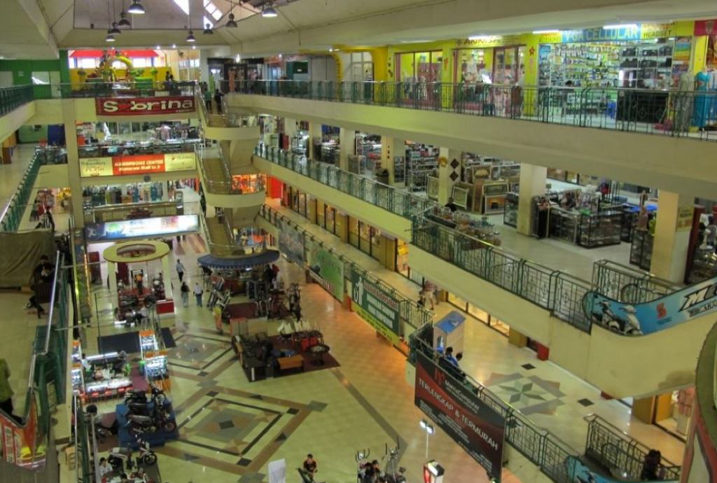 1. Lombok Epicentrum Mall, 2. Mataram Mall, 3. Lombok City Center, 4. Transmart Mataram Lombok, 5. Trawangan Jaya, 6. Pancor Trade Center, 7. Pasar Seni Senggigi, 8. Kompleks Pertokoan Praya, 9. Transmart Carrefour Mataram, 10. Pasar Labuan Lombok