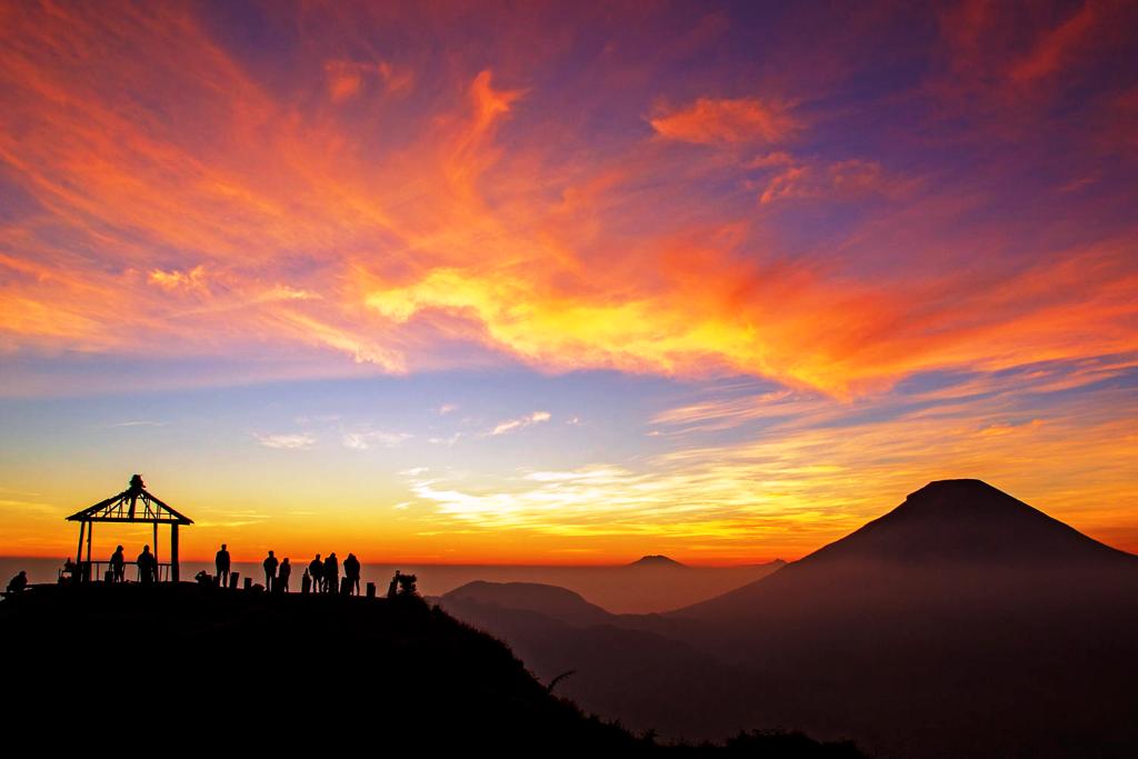 1. Naik Kereta Api Ekonomi, 2. Jangan Khawatir Saat Cari Penginapan Murah Dadakan, 3. Perhatikan Musim Saat Berkunjung, 4. Menikmati Sunrise Di Bukit Sikunir, 5. Menaklukan Gunung Prau, Berani ?, 6. Bawa Stok Baju Hangat Banyak, 7. Jangan Lupa Bawa Obat-obatan, 8. Wisata ke Candi dan Kawah Bersejarah, 9. Beli Oleh-oleh Khas Wonosobo, 10. Cicipi Kuliner Khas Wonosobo