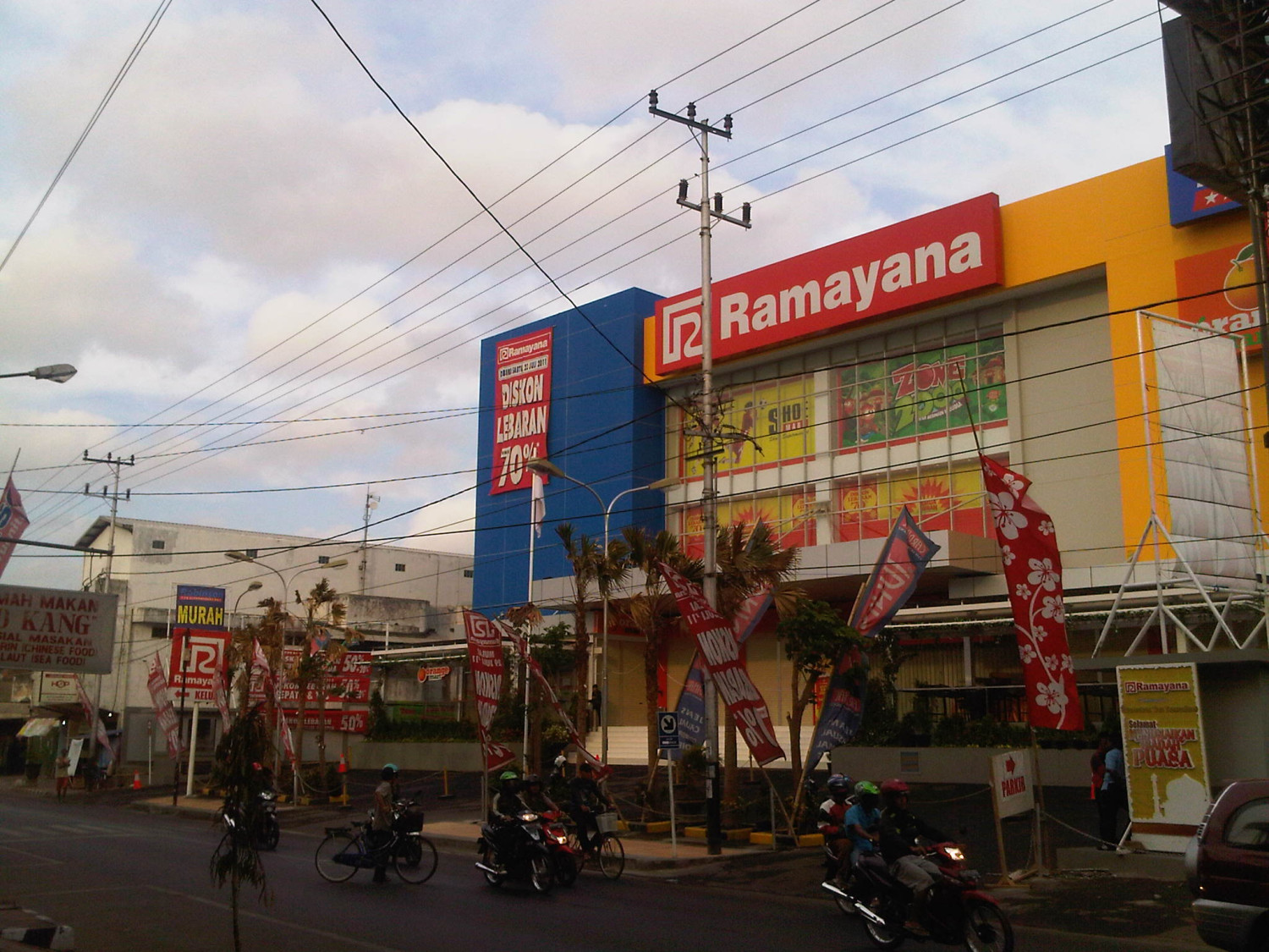 1. Kediri Town Square, 2. Mall Kediri, 3. Ramayana Department Store, 4. Dhoho Plaza, 5. Sri Ratu Mall, 6. Golden Swalayan, 7. Hayam Wuruk Trade Center, 8. Pasar HP second, 9. Transmart Mall, 10. Batik Suminar