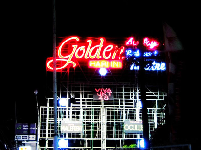 1. Kediri Town Square, 2. Mall Kediri, 3. Ramayana Department Store, 4. Dhoho Plaza, 5. Sri Ratu Mall, 6. Golden Swalayan, 7. Hayam Wuruk Trade Center, 8. Pasar HP second, 9. Transmart Mall, 10. Batik Suminar
