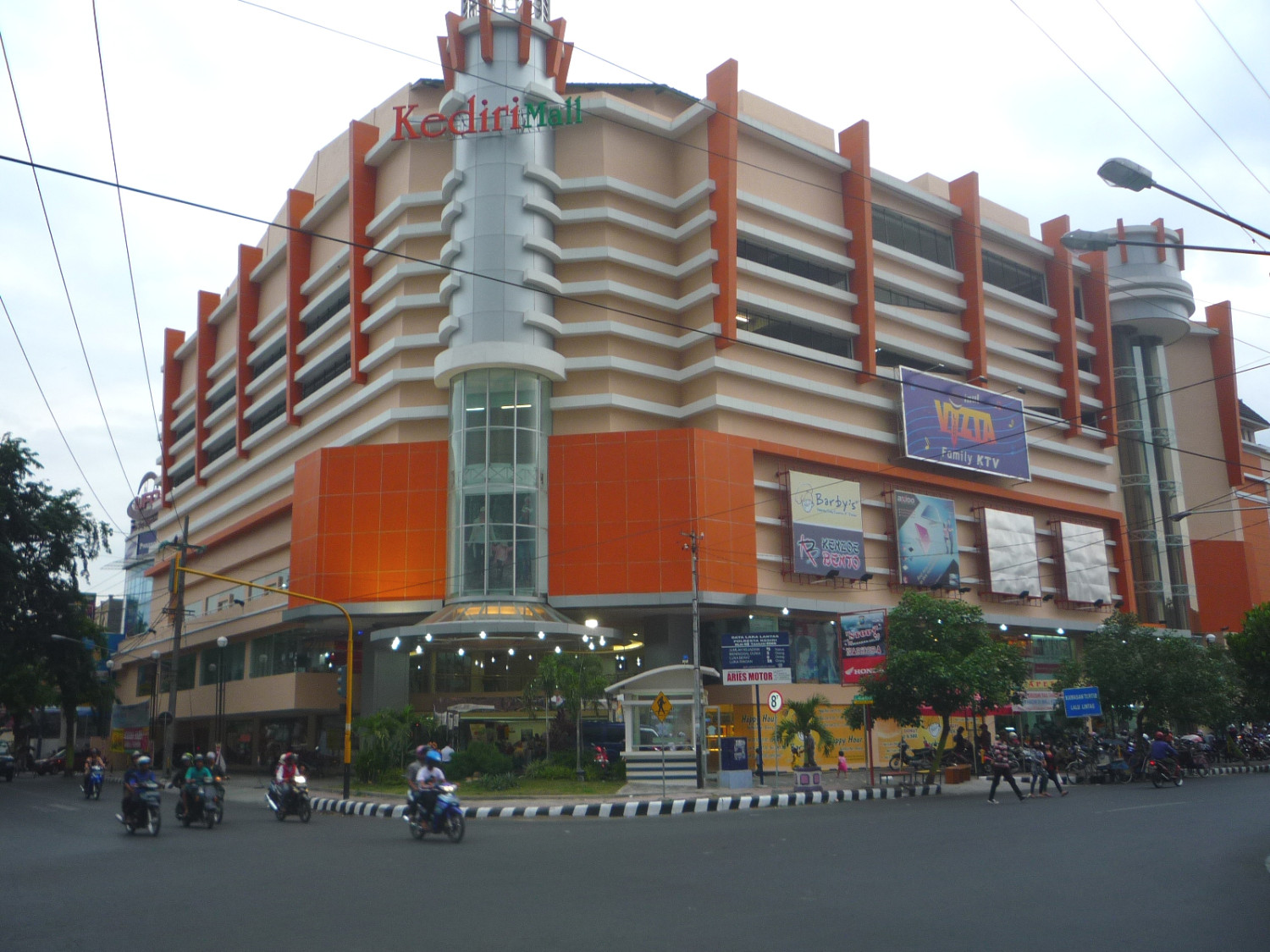 1. Kediri Town Square, 2. Mall Kediri, 3. Ramayana Department Store, 4. Dhoho Plaza, 5. Sri Ratu Mall, 6. Golden Swalayan, 7. Hayam Wuruk Trade Center, 8. Pasar HP second, 9. Transmart Mall, 10. Batik Suminar
