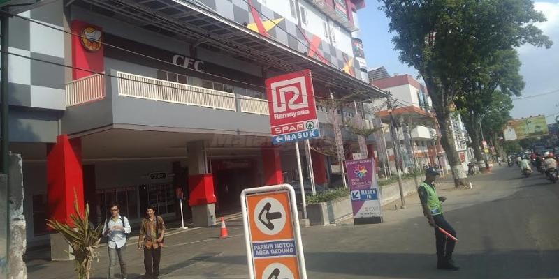 1. Malang Town Square, 2. Mall Olimpyc Garden, 3. Cyber Mall, 4. Plaza Araya, 5. Mall Dinoyo City, 6. Sarinah Mall, 7. Mall Alun-Alun, 8. Lippo Plaza Batu, 9. Malang City Point, 10. Gajah Mada Plaza