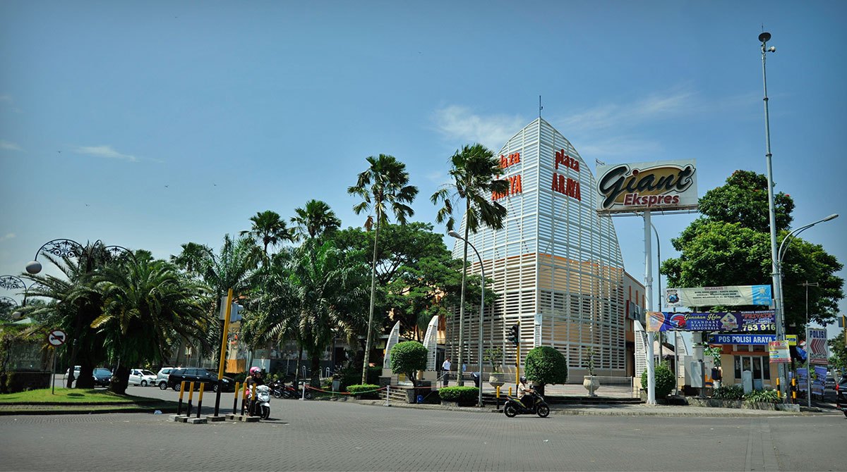 1. Malang Town Square, 2. Mall Olimpyc Garden, 3. Cyber Mall, 4. Plaza Araya, 5. Mall Dinoyo City, 6. Sarinah Mall, 7. Mall Alun-Alun, 8. Lippo Plaza Batu, 9. Malang City Point, 10. Gajah Mada Plaza