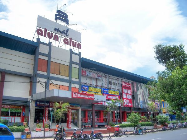 1. Malang Town Square, 2. Mall Olimpyc Garden, 3. Cyber Mall, 4. Plaza Araya, 5. Mall Dinoyo City, 6. Sarinah Mall, 7. Mall Alun-Alun, 8. Lippo Plaza Batu, 9. Malang City Point, 10. Gajah Mada Plaza