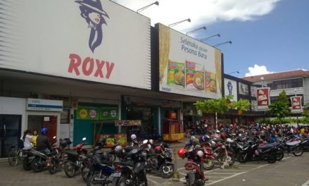 1. Banyuwangi Mall, 2. Sun East Mall Genteng, 3. Citimall, 4. Roxy Mall, 5. Wijaya Mall, 6. Kalisari Department Store, 7. Ramayana (Hardy’s Mall), 8. Giant Hypermarket, 9. Mall Of Sri Tanjung, 10. Rumah Kreatif Banyuwangi Mall