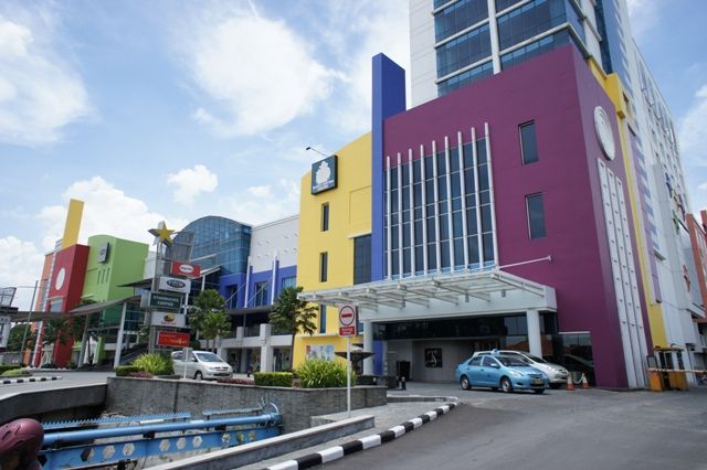 1. Galaxy Mall, 2. Grand City Mall, 3. Surabaya Town Square, 4. Ciputra World Mall, 5. Tunjungan Plaza, 6. Royal Plaza, 7. Supermall Pakuwon Indah, 8. Marvell City, 9. World Trade Center, 10. CITO Mall