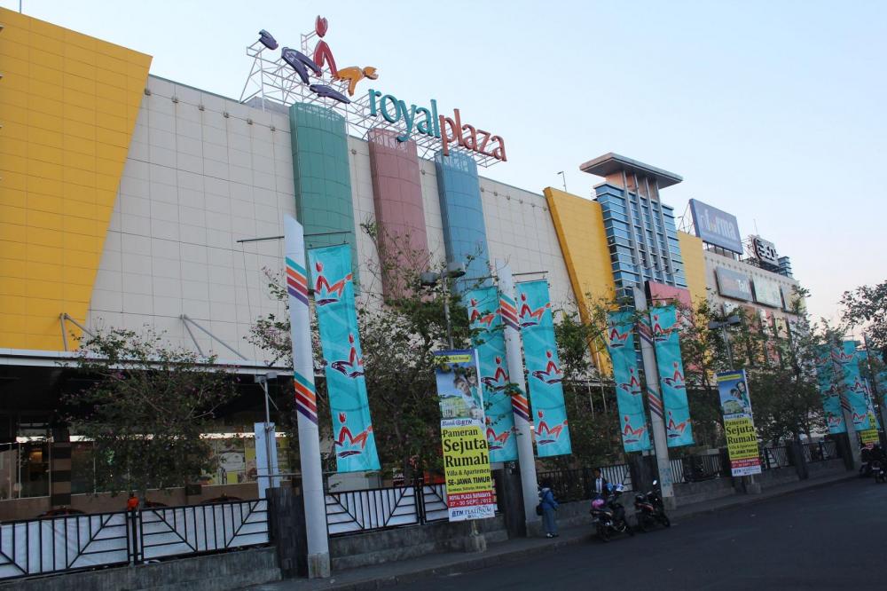 1. Galaxy Mall, 2. Grand City Mall, 3. Surabaya Town Square, 4. Ciputra World Mall, 5. Tunjungan Plaza, 6. Royal Plaza, 7. Supermall Pakuwon Indah, 8. Marvell City, 9. World Trade Center, 10. CITO Mall