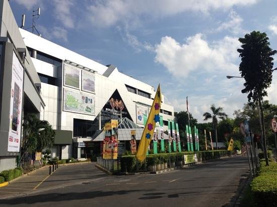 1. Galaxy Mall, 2. Grand City Mall, 3. Surabaya Town Square, 4. Ciputra World Mall, 5. Tunjungan Plaza, 6. Royal Plaza, 7. Supermall Pakuwon Indah, 8. Marvell City, 9. World Trade Center, 10. CITO Mall