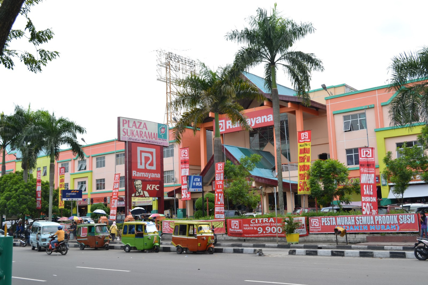 1. Mall SKA, 2. Mall Pekanbaru, 3. Sadira Plaza &amp; Tangram Hotel, 4. Senapelan Plaza, 5. Star City Square, 6. Mall Ciputra Seraya, 7. Plaza Sukaramai, 8. Citra Plaza, 9. Transmart carrefour, 10. Metropolitan City