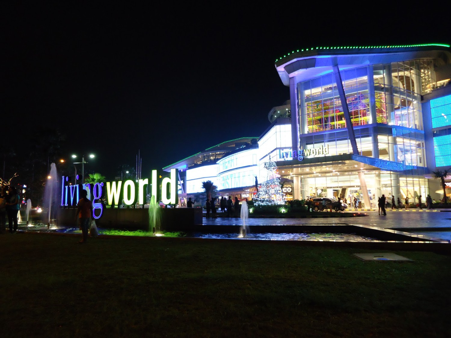 1. Aeon Mall BSD City, 2. International Trade Center (ITC) BSD, 3. IKEA Mall Alam Sutera, 4. Bintaro Jaya Xchange Mall, 5. Tangcity Superblock Mall, 6. Supermall Karawaci, 7. Bandara City Mall, 8. Living World Alam Sutera, 9. WTC Mall, 10. Summarecon Mall Serpong